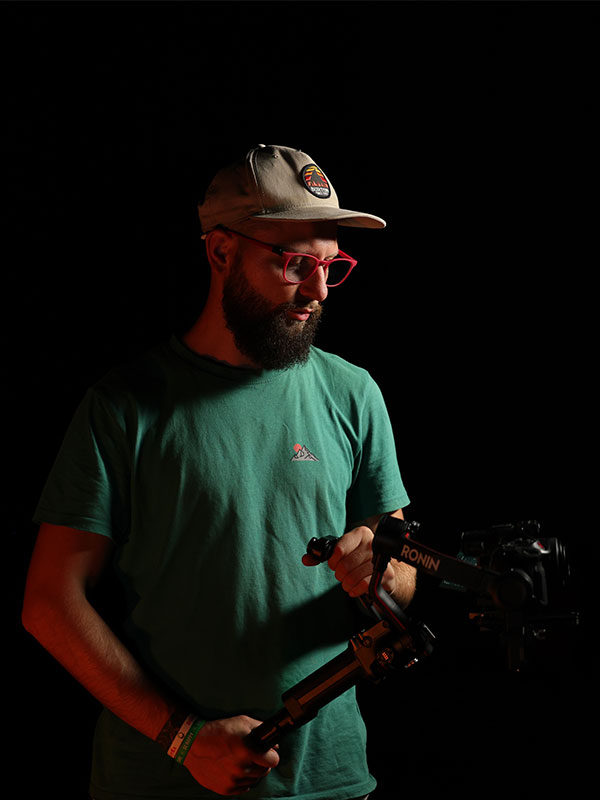 Patrik s kamerou a gimbal stabilizátorom Ronin